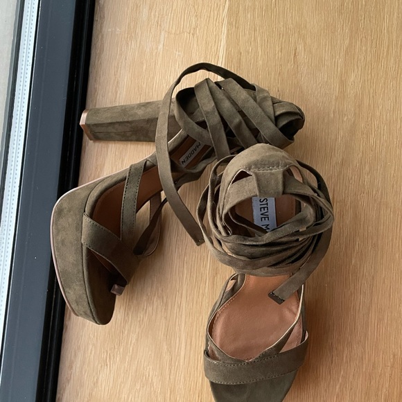 Steve Madden velvet lace up heels, size 8 - Picture 4 of 4